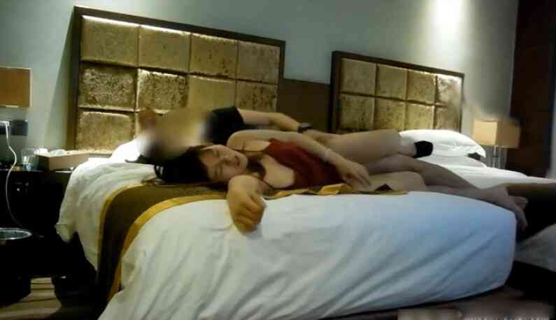 สาวเงี่ยนยกก้นให้สอดเข้า