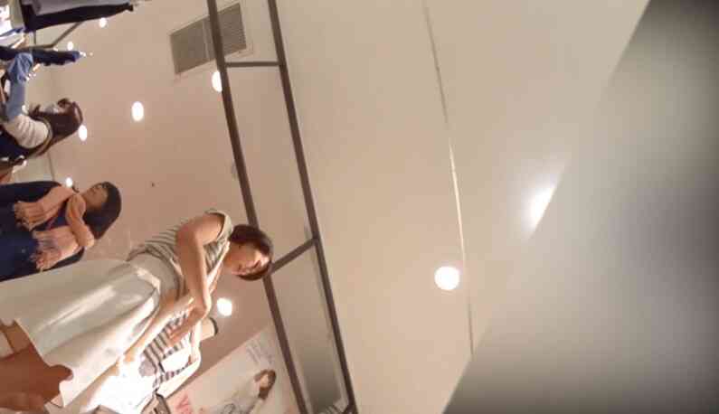 แอบถ่ายใต้กระโปรงพนักงานสาวๆ 59