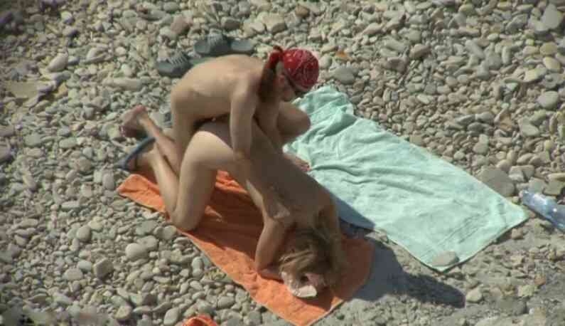 [歐美] 陽光、沙灘、打砲！天體營的恩愛被全程偷拍！舔舔豆豆插插逼逼~與大自然的第一類接觸!!