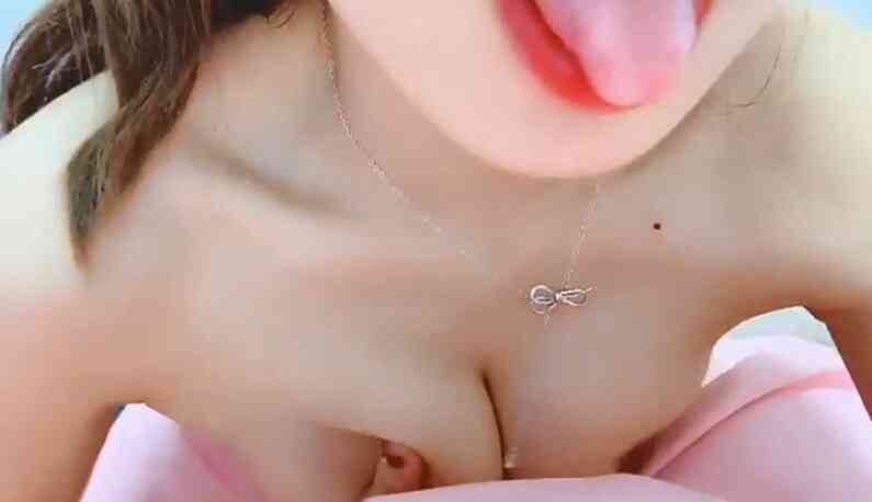 สาวน้อยจับเล่นนม