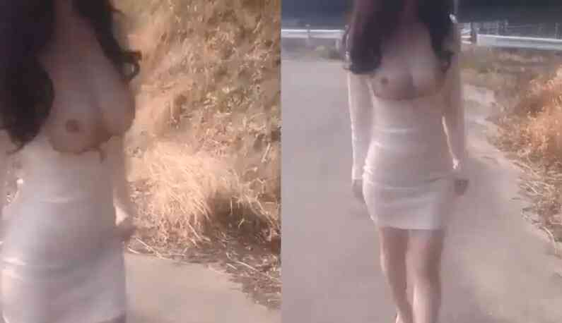 สาวเงี่ยนโชว์นมเดินเล่นๆ