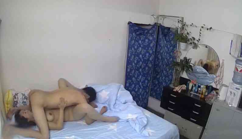 คู่รักทำท่า69บนเตียง