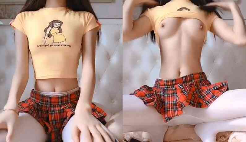 เปิดเสื้อโชว์นมสวย