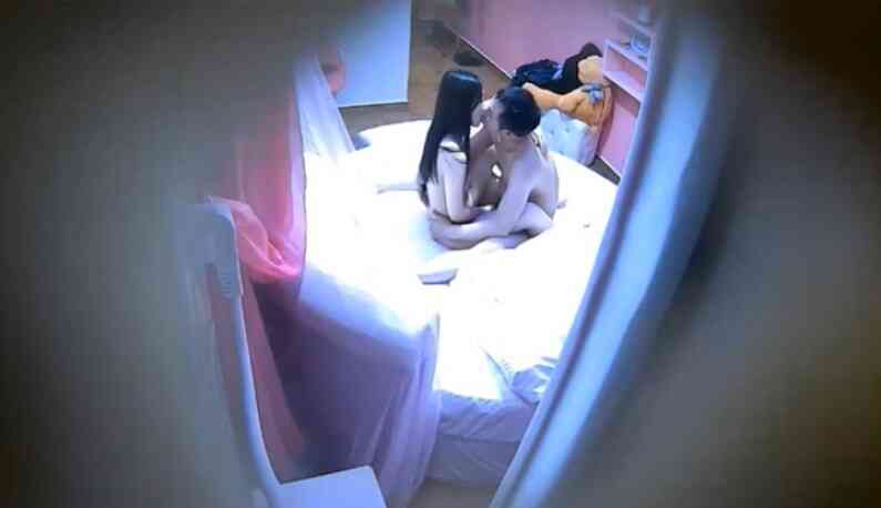 คู่รักติดตัวกันบนเตียง