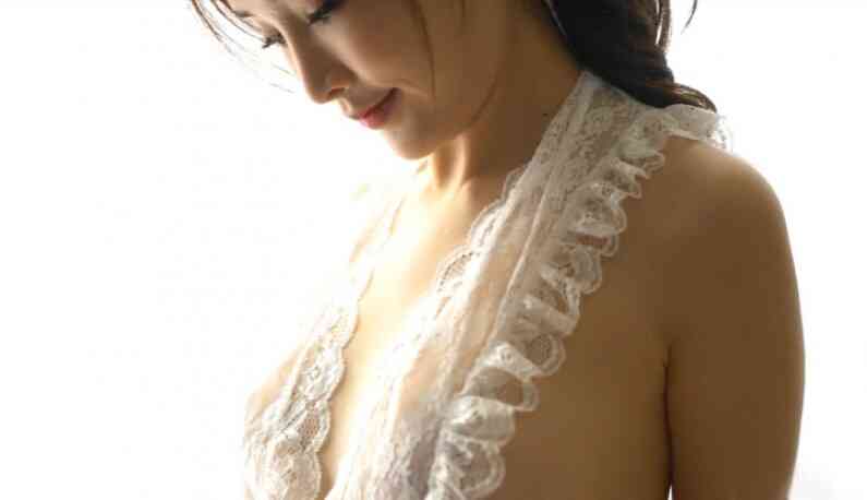 นางแบบใส่ชุดโป๊ทำท่าโพสต์แรด