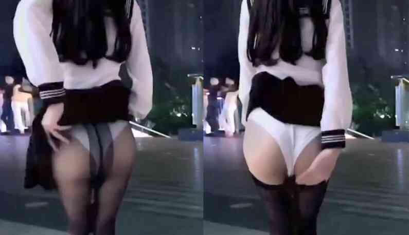 內褲卡屁屁~只好直接把裙子掀起來喬~結果被發現了QQ