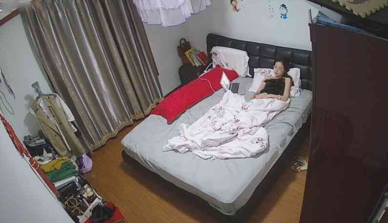 ผู้หญิงดูหนังโป๊บนเตียง