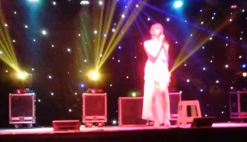 夜總會沒生意~只好開始做脫衣秀~現場找了個小哥上台情慾互動~