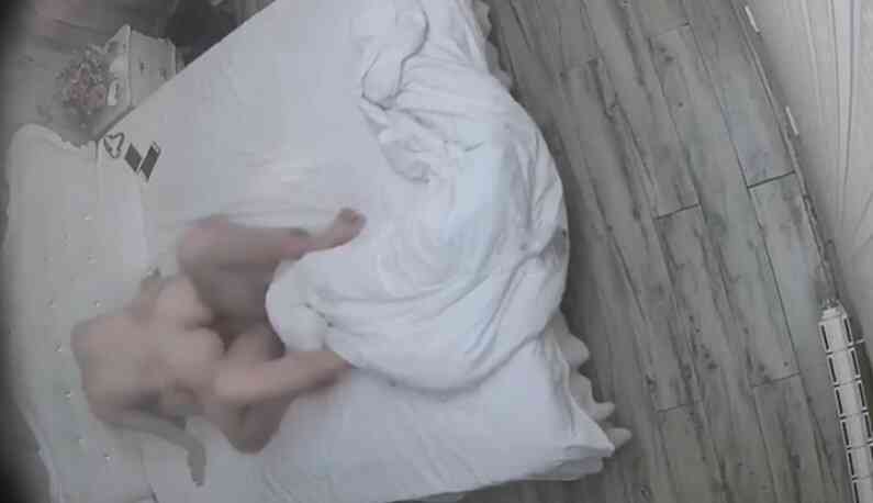 歐式大床上激情浪操~小夫妻也是很有情調的~