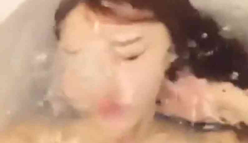 泡澡太無聊~在水裡憋氣差點露點!!