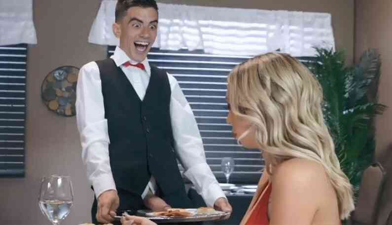 [ยุโรปและอาเมริกา]สาวเดทกับแฟนที่ร้านอาหาร แอบเนียนมีเซ็กส์กับเด็กเสิร์ฟ