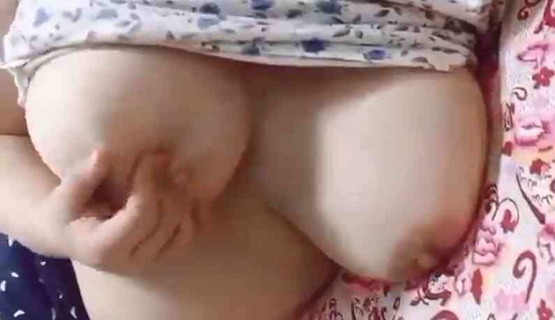 อยู่บนเตียงนวดนม