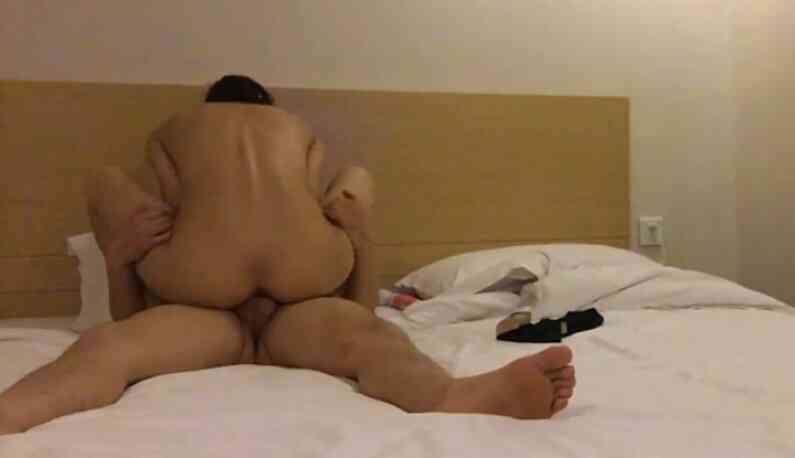 捲毛哥 酒店開房健身妹子~不愧是平常有鍛鍊~操得很起勁啊!!