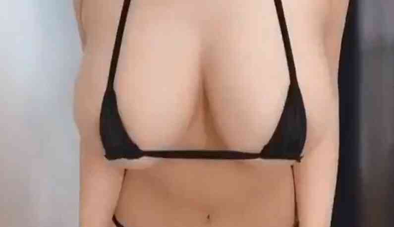 游泳前來個暖身自拍~我的大奶奶想看嗎~