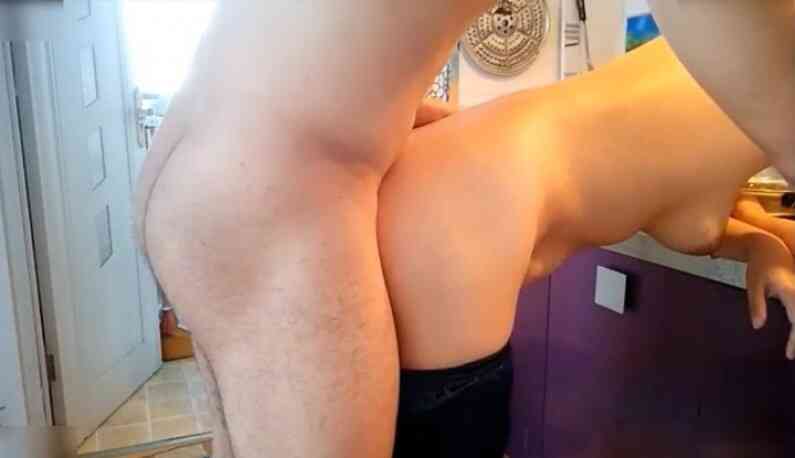 老公出差~孤單的大奶騷人妻~把小王帶到家裡啪啪啪~在平時炒飯的地方炒飯~