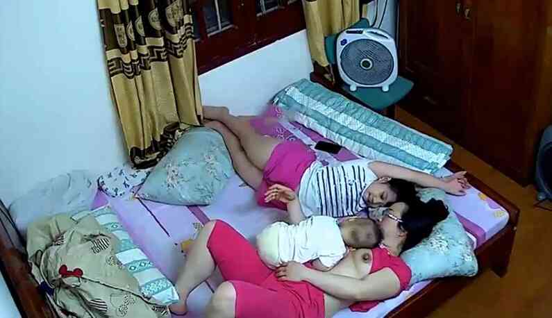 กล้องอัจฉริยะที่บ้านคุณปลอดภัยมั้ย! ลูกชายอยากดื่มนม~โชว์หน้าอกใหญ่ของภรรยา~ (1)