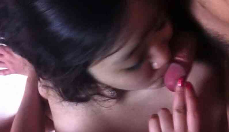 小情侶自拍短視頻流出~就這樣含著你著屌睡著~