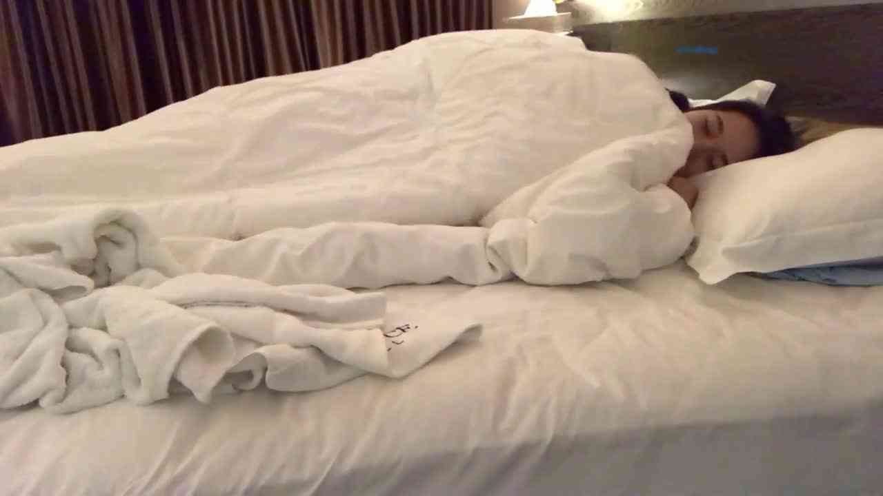 五一小长假向家里拿了五千块和学院派女友去旅游酒店开房啪啪1080P高清版