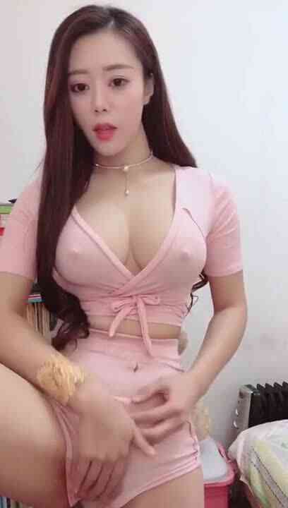 花椒女神自拍福利小视频 胸前激凸 短裤被尿湿 扯开裤子揉小妹妹