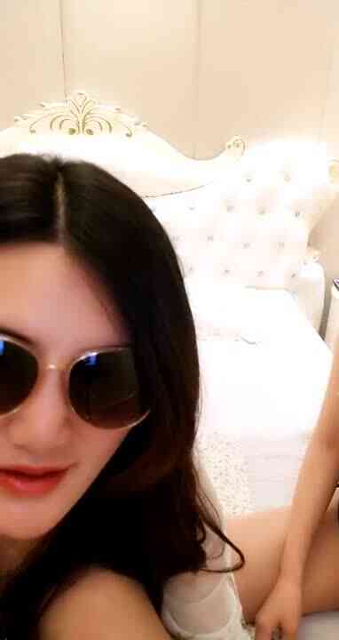 两个骚气少妇双女道具秀 带假JJ抽插按摩器震动逼逼翘着屁股很是诱人 很是诱惑不要错过