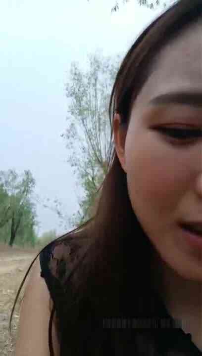 喜欢玩刺激的超美女神 小女子梦梵和炮友到大豆地里野战再到公厕里啪啪