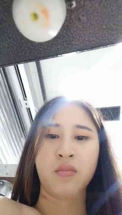 长相清纯妹子奶茶店打烊双人口交秀 过廊蹲着口交再坐在台子上舔奶子玩的很嗨 很是诱人喜欢不要错过