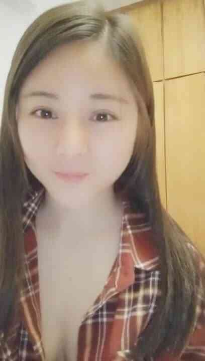 颜值不错长相清纯长发美女床上漏奶漏逼小秀 很是诱惑喜欢不要错过