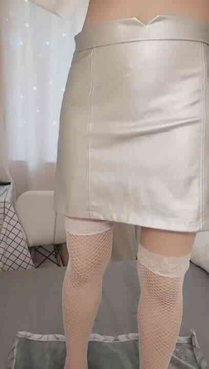 颜值不错短发妹子婚纱情趣装白色网袜 震动道具抽插自慰逼逼无毛 很是诱惑喜欢不要错过