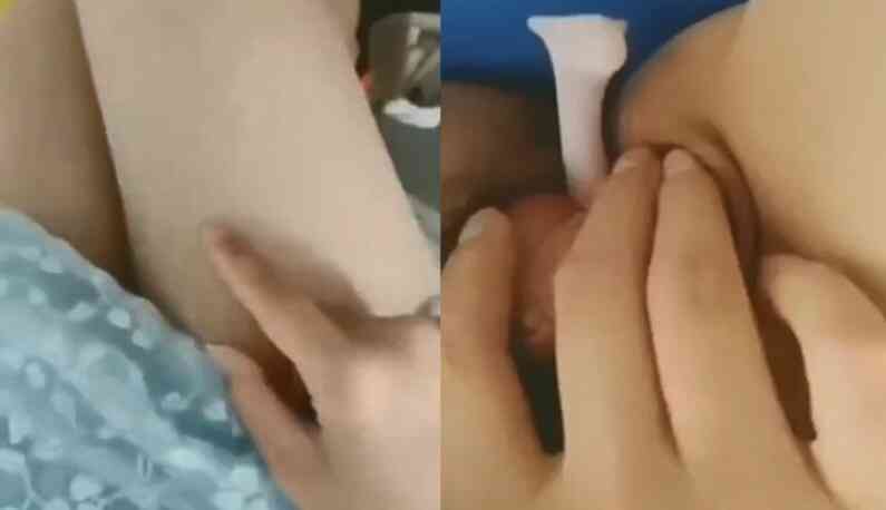 驚嚇!!小學老師上課性慾難耐~竟直接在講台上脫絲襪浪玩小穴~其他老師都驚呆了!!