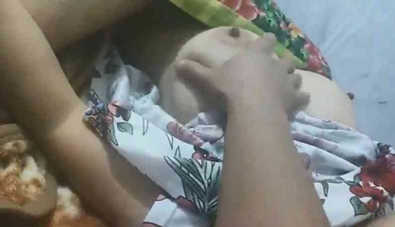 偷摸枕邊人的奶奶~白皙柔軟讓我愛不釋手~