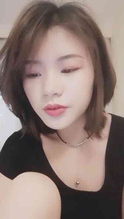 短发漂亮美女主播收费直播秀 毛毛几乎没有 小穴很粉嫩 尿尿自慰很是诱人