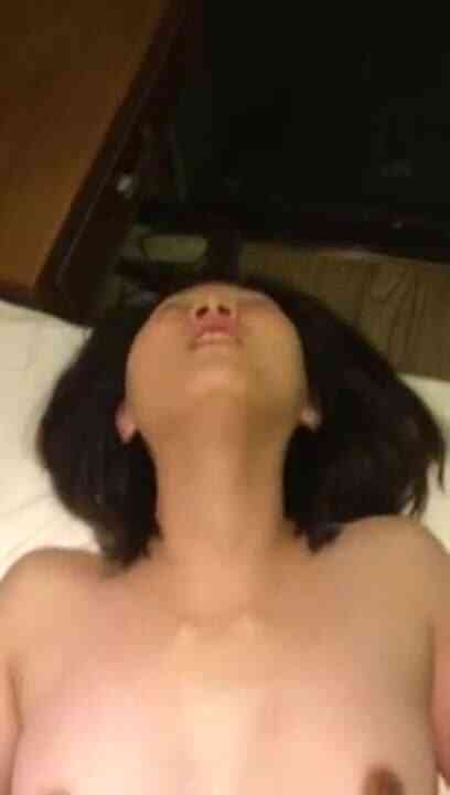 逼毛挺多性欲很强的小骚逼，露脸被操，操的奶子一晃一晃，表情很销魂