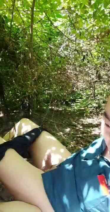 骚气少妇户外小树林野战双人啪啪 口交舔硬上位骑乘最后内射尿尿 很是诱惑喜欢不要错过