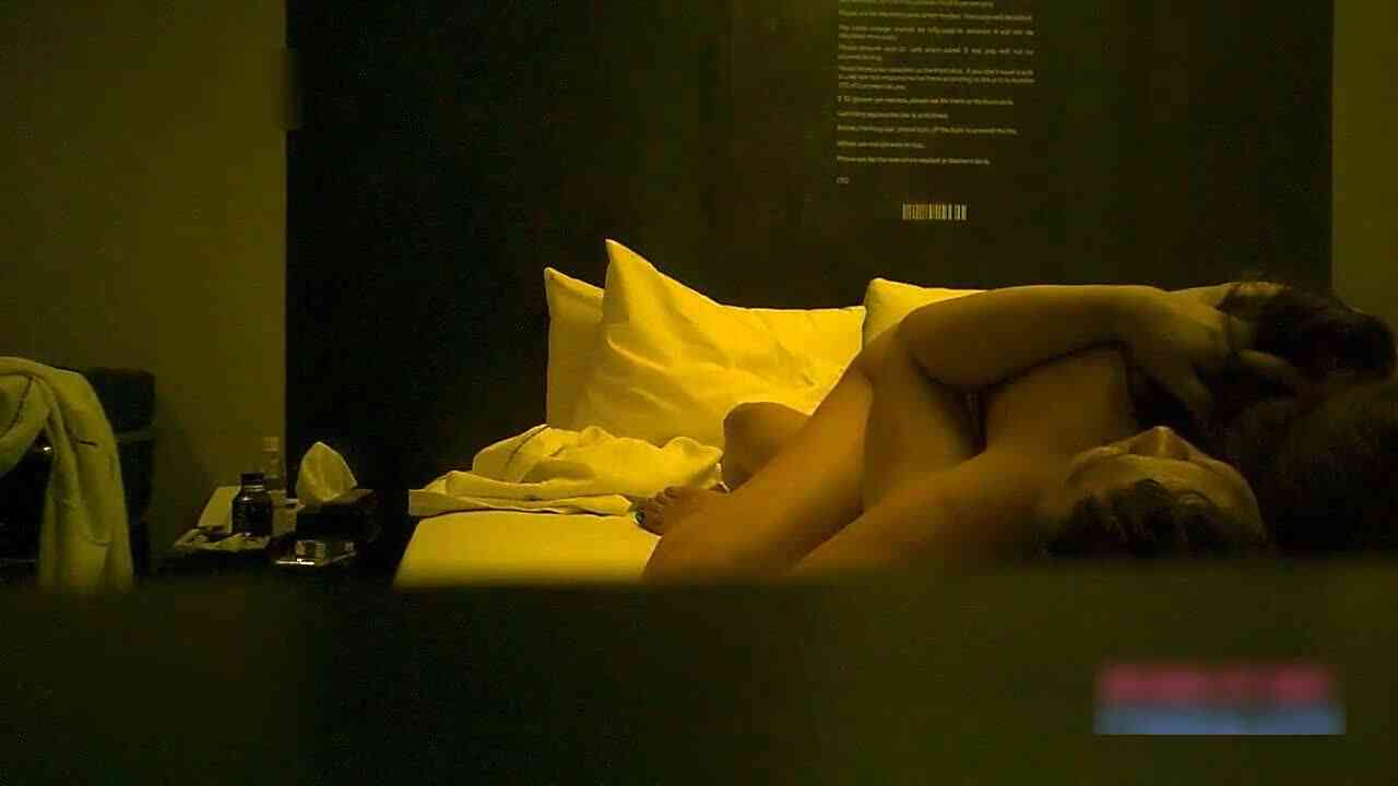 白富美性感美女小三背着金主和情人酒店偷情啪啪被服务员提前安装的摄像头偷拍了整个过程,干的真猛,真能叫!