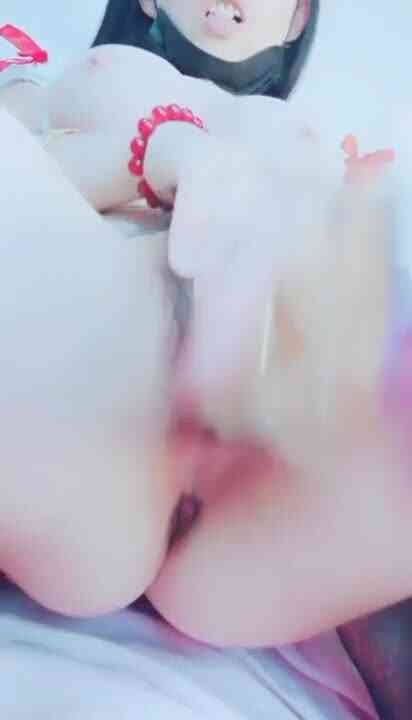 身材苗条 胸看上去像是假胸 吃JJ 口活很棒 穿着黑丝 道具插逼自慰 骑乘 快速抽插 一直在说骚话