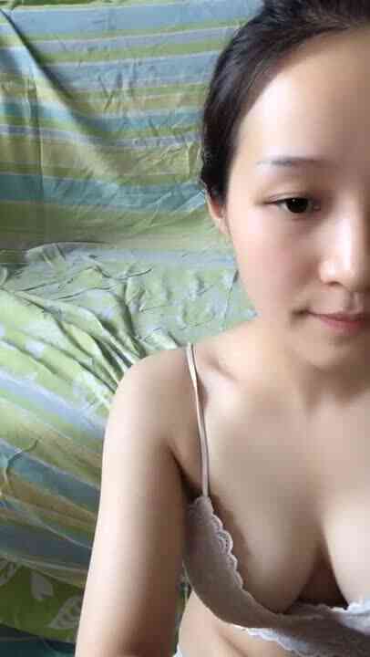 颜值不错大奶妹子漏逼诱惑秀 脱光光自摸逼逼掰开近距离特写 很是诱惑喜欢不要错过