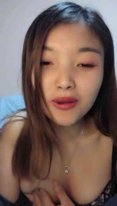 新人漂亮美女主播收费直播大秀 身材也不错 舔奶插穴自慰 十分诱人