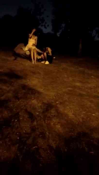 สองคนเดินเกาตูดอยู่ในสวนสาธารณะ