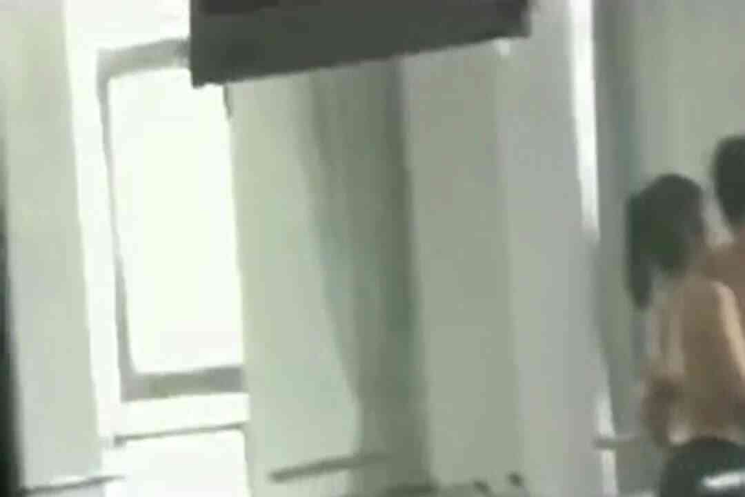 【网曝门事件】震惊!海门X大中学不雅视频流出 情侣学生实验室裸衣玩弄 跪舔鸡巴 现在学生真疯狂 高清完整版