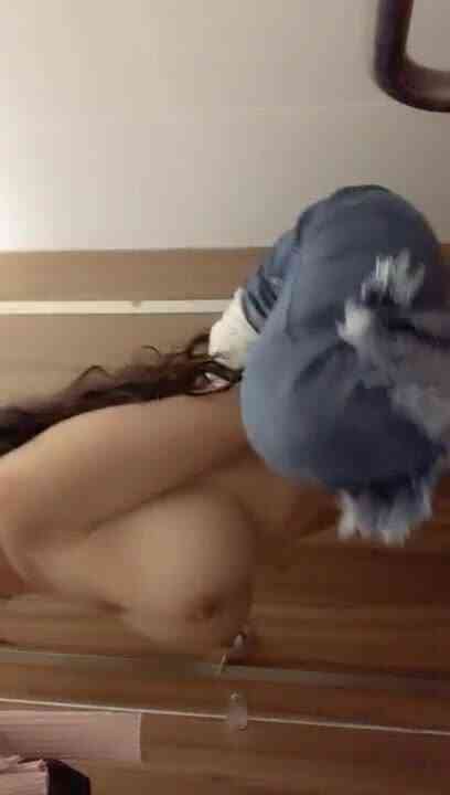 สาวหุ่นแซ่บเล่นเสียวในห้องน้ำสาธารณะ