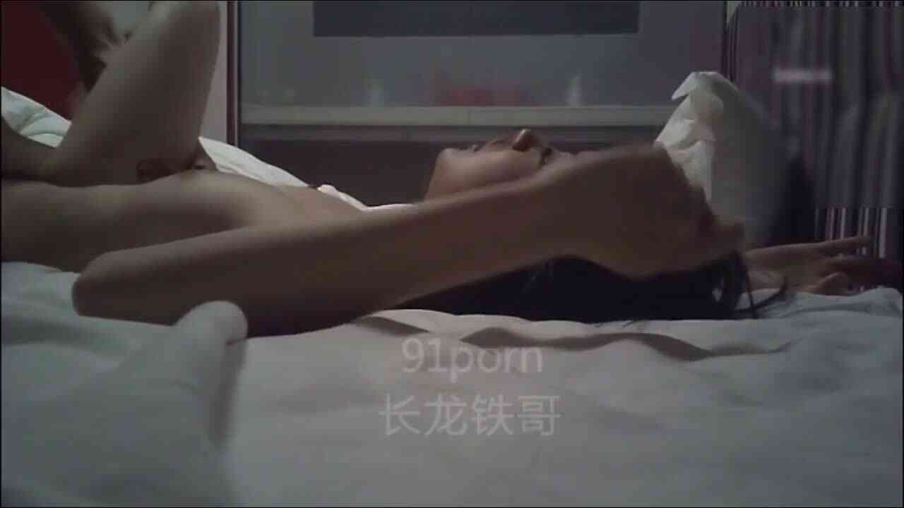 长龙铁哥宾馆约啪文艺气质范性感大学美女,男的还在洗澡美女边看手机A片边用道具自慰,表情淫荡,忍不住狂操!