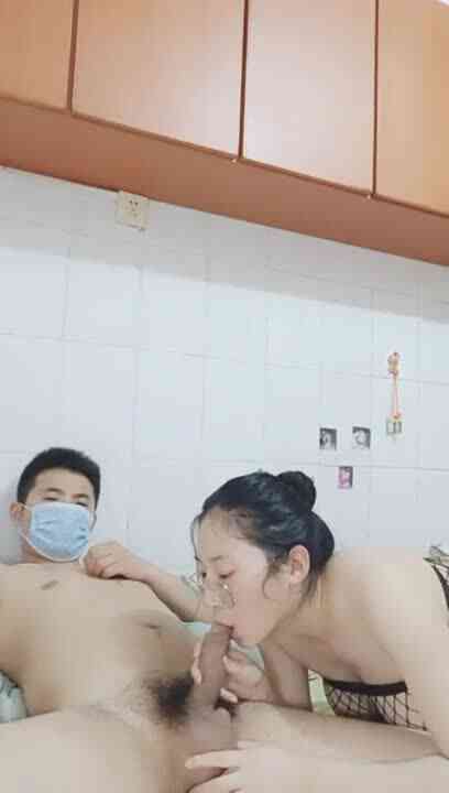 骚气眼镜大奶少妇和纹身小哥双人啪啪 口交骑乘换上黑色网袜 很是诱惑喜欢不要错过