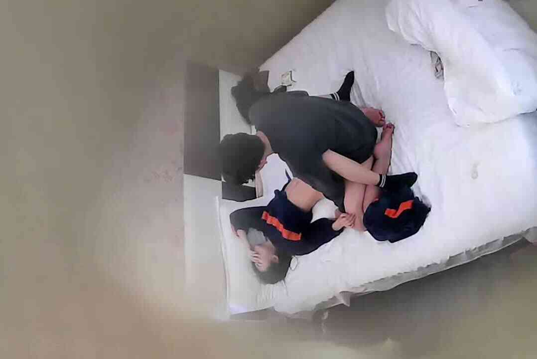 一对儿欢喜冤家情侣开房打炮 俩人嬉笑打闹后 干了蛮长时间的