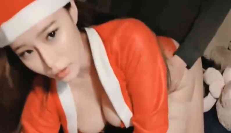 [台灣] SWAG 聖誕節極品主播脫衣讓人操~我就是你今年的聖誕禮物!!