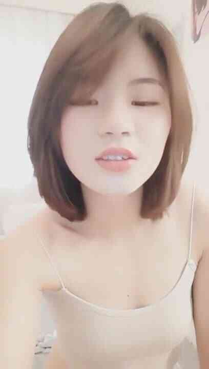 颜值不错短发妹子逼逼微毛自慰秀 按摩器道具抽插跳蛋震动呻吟娇喘 很是诱惑喜欢不要错过