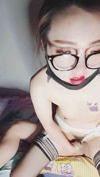 戴着黑框眼镜御姐美女主播 穿着情趣内衣 自慰和炮友啪啪 十分诱人