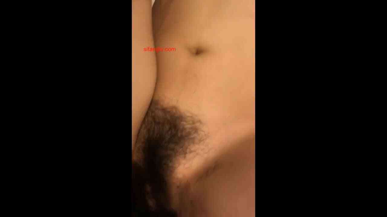 超级漂亮的清纯美女和男朋友啪啪的视频，手持近距离拍摄角度，非常不错的作品1080P，附45P