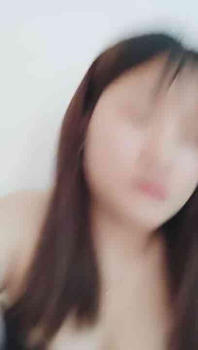 年轻小嫩妹身材却挺丰满 尤其一线天粉木耳 实在极品 自慰喷水十分诱人