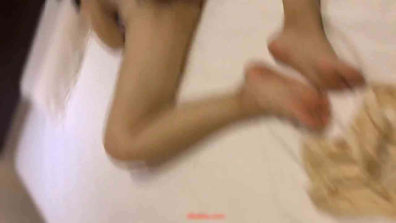 清纯活泼师范大学苗条妹子微聊变态网友见面吃饭被灌的烂醉如泥带到宾馆扒光随便玩弄