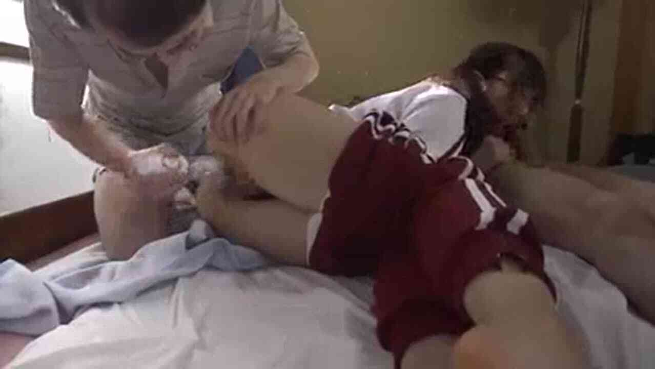 2 รุม 1 คาชุดพละของสาวน้อย กระแทกซะจนแตกใน